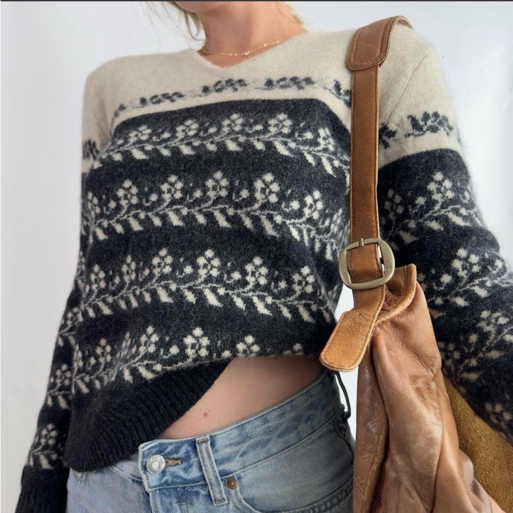 Ann Taylor black and cream floral patterned sweater V-neck Retro Chic vintage